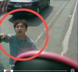 Mâu thuẫn khi tham gia giao thông, một thanh niên rút kiếm chém nát kính ô tô