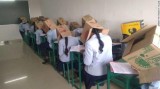 Ấn Độ: Bắt sinh viên đội thùng carton lên đầu để tránh quay cóp