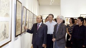 越南政府总理阮春福参观吴孟麟画家的画展
