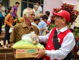 Tặng quà cho đồng bào dân tộc tỉnh Đắk Lắk