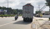Xe tải chở mùn cưa phát tán bụi trên đường: Cần tăng cường kiểm tra, xử lý