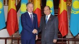 越南政府总理阮春福会见哈萨克斯坦下议院议长努尔兰·尼格马图林