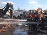 Lực lượng chức năng nỗ lực dập tắt đám cháy nhà xưởng