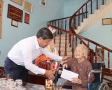 Lãnh đạo tỉnh thăm, tặng quà mẹ Việt Nam anh hùng