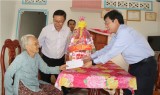 Đoàn lãnh đạo tỉnh đi thăm và tặng quà các mẹ Việt Nam anh hùng