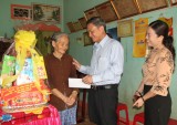 Provincial leaders pay gift visit to heroic Vietnamese mothers