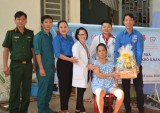 Chi đoàn Trung tâm Y tế huyện Bàu Bàng: Khám bệnh, phát thuốc, tặng quà cho người khó khăn và gia đình chính sách