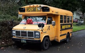 Ông nội chất chơi mua xe buýt đưa đón 10 đứa cháu đến trường