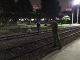 Một người đàn ông đi bộ trên đường ray bị tàu hỏa tông chết
