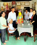 Đoàn lãnh đạo tỉnh thăm, tặng quà tại huyện Dầu Tiếng