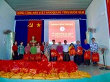 Hội Chữ thập đỏ TX.Tân Uyên: Tặng quà tết cho 50 hộ nghèo, khó khăn ở xã Hội Nghĩa