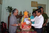 Đoàn lãnh đạo tỉnh thăm, tặng quà tết cho gia đình chính sách, hộ nghèo TX.Thuận An