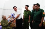 Thăm, tặng quà tết cho mẹ Việt Nam anh hùng