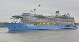 国际五星级豪华邮轮海洋量子号抵达胡志明市港口