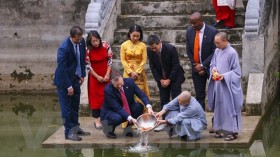美国驻越南大使丹尼尔·克里滕布林克在河内欢度越南灶王节