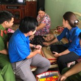 Thăm, tặng quà mẹ Việt Nam anh hùng Nguyễn Thị Chát