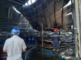 Lực lượng chức năng nỗ lực dập đám cháy tại công ty gỗ