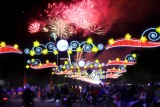Đông đảo người dân đón xem pháo hoa đêm giao thừa chào năm mới Canh Tý 2020