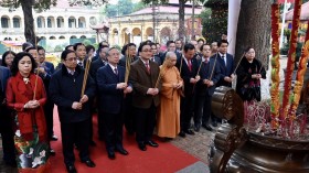 越南党和国家领导来到升龙皇城上香并参加新春植树活动