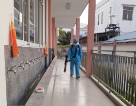 许多学校喷洒消毒，确保学校环境的卫生安全