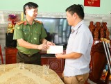 Giám đốc Công an tỉnh thăm Phó trưởng Công an xã Tân Long, huyện Phú Giáo bị thương khi làm nhiệm vụ