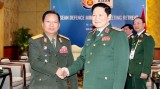 越南国防部部长吴春历会见老挝国防部部长