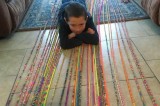 Bé trai 10 tuổi tết thành công vòng đeo tay dài nhất thế giới