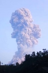 Volcanic eruption forces Indonesia airport closure