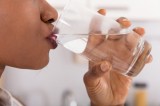 Điều gì xảy ra khi bạn uống nước lúc bụng đói vào buổi sáng?