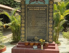 Hiến đất xây mộ, tỏ lòng thành trước người đi mở cõi