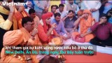 Người theo Hindu giáo ở Ấn Độ uống nước tiểu bò để chống COVID-19