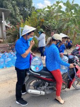 Đoàn cơ sở BIDV Bình Dương tặng 500 bình nước cho người dân Bến Tre