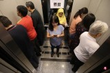 Singapore: Lạ mắt hình ảnh người đi thang máy trong Maybank Tower