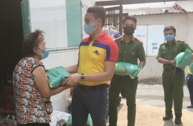 Tuyên truyền phòng chống Covid-19, kết hợp trao quà cho người khó khăn