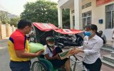 Đoàn phường Phú Lợi (TP.Thủ Dầu Một): Trao 65 phần quà cho người khó khăn