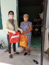 Hội Liên hiệp Phụ nữ huyện Dầu Tiếng: Tặng 70 phần quà cho người bán vé số ở thị trấn Dầu Tiếng