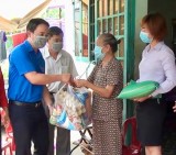 Binh Duong Lottery One Member Company Limited award 140 gifts to support lottery ticket sellers