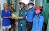 Thành đoàn Thuận An: Phối hợp thăm, tặng 90 phần quà cho những người khó khăn
