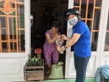 Phường Lái Thiêu, TP.Thuận An: Trao tặng quà cho 300 hộ nghèo, hộ cận nghèo trên địa bàn