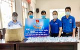 Huyện đoàn Bắc Tân Uyên: Phối hợp phát khẩu trang và nước rửa tay phòng, chống dịch bệnh