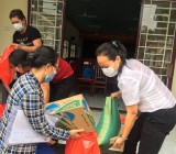 Hội Liên hiệp Phụ nữ phường Phú Hòa: Tặng 50 phần quà cho hội viên khó khăn