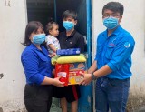 Thành đoàn Dĩ An, huyện đoàn Bàu Bàng: Trao quà cho các trường hợp khó khăn