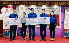 Trao quà cho thanh niên công nhân và người có hoàn cảnh khó khăn