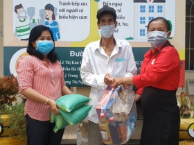 Nhiều phần quà tiếp tục đến với những người khó khăn