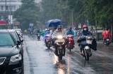 TP.HCM nóng bức, Hà Nội mưa dông kèm thời tiết nguy hiểm
