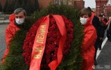 Đặt hoa tại lăng Lê-nin ở Moscow nhân kỷ niệm 150 ngày sinh của Người