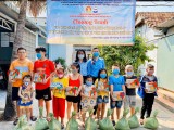 Hội đồng Đội TP. Thuận An: Phối hợp trao tặng quà cho thiếu nhi khó khăn phường Bình Hòa