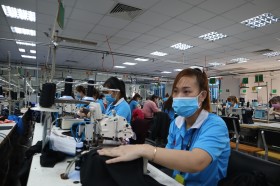 Doanh nghiệp vừa sản xuất, vừa chăm lo người lao động