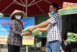 “Hiệp sĩ” Lai Uyên (huyện Bàu Bàng) tặng quà cho người khó khăn
