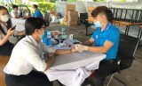 Nhiều cán bộ, người lao động tham gia hiến máu cứu người